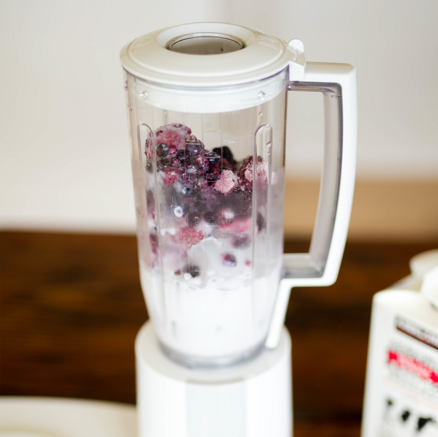 Bosch Universal Plus White Mixer w/Blender